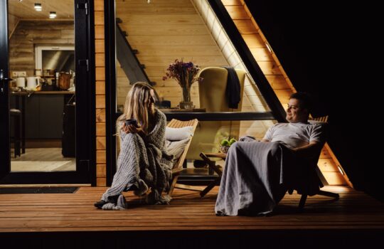 an-evening-conversation-between-a-friendly-couple-2025-01-09-08-26-00-utc