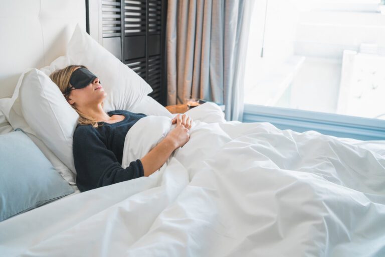 En person, der bærer en komfortabel sovemaske, der effektivt blokerer lys og fremmer en bedre nats søvn.