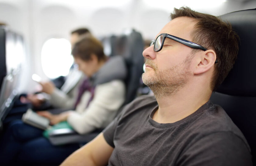 Mand sover fredeligt i flyet