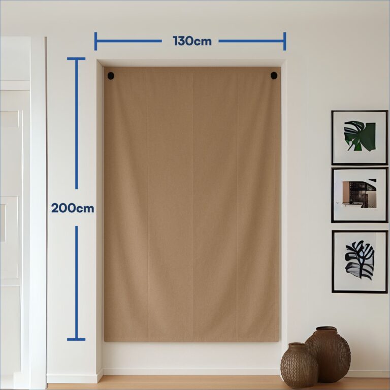 Sandfarvet mørklægningsgardin 130 x 200 cm i niche med sorte løkker, minimalistisk stueindretning med rammer og vaser.