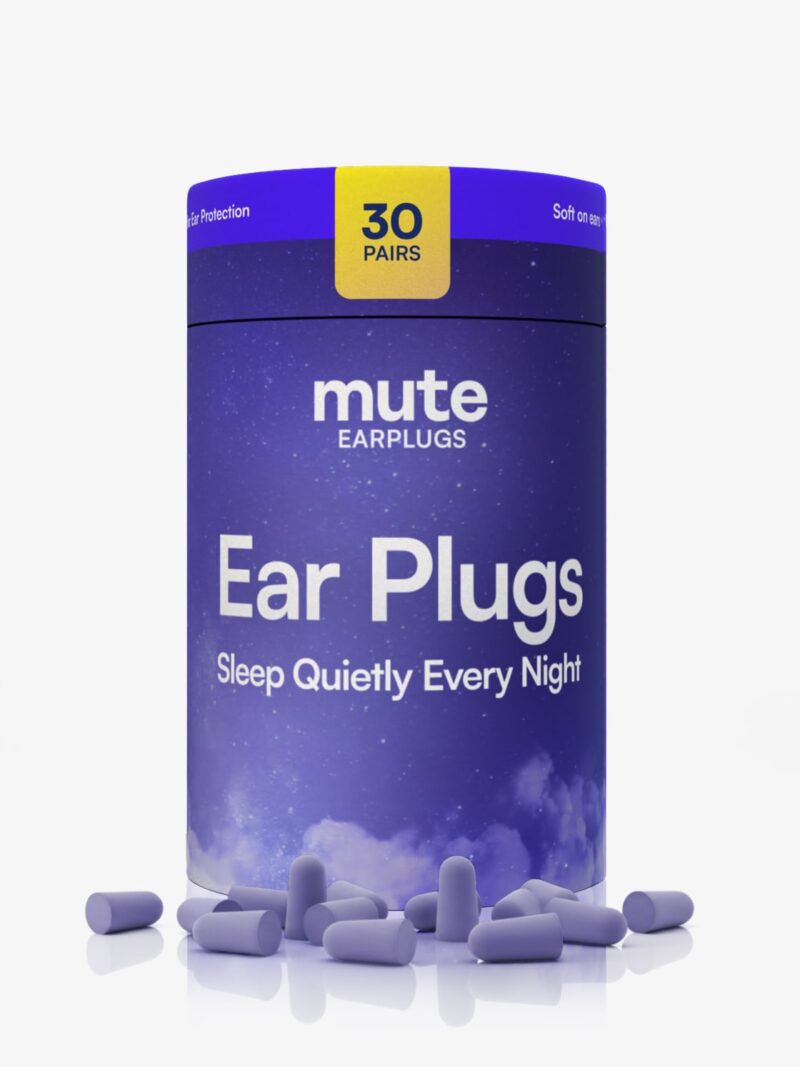 Lilla skumørepropper spredt foran cylinderpakke med 30 par Mute ørepropper til rolig søvn
