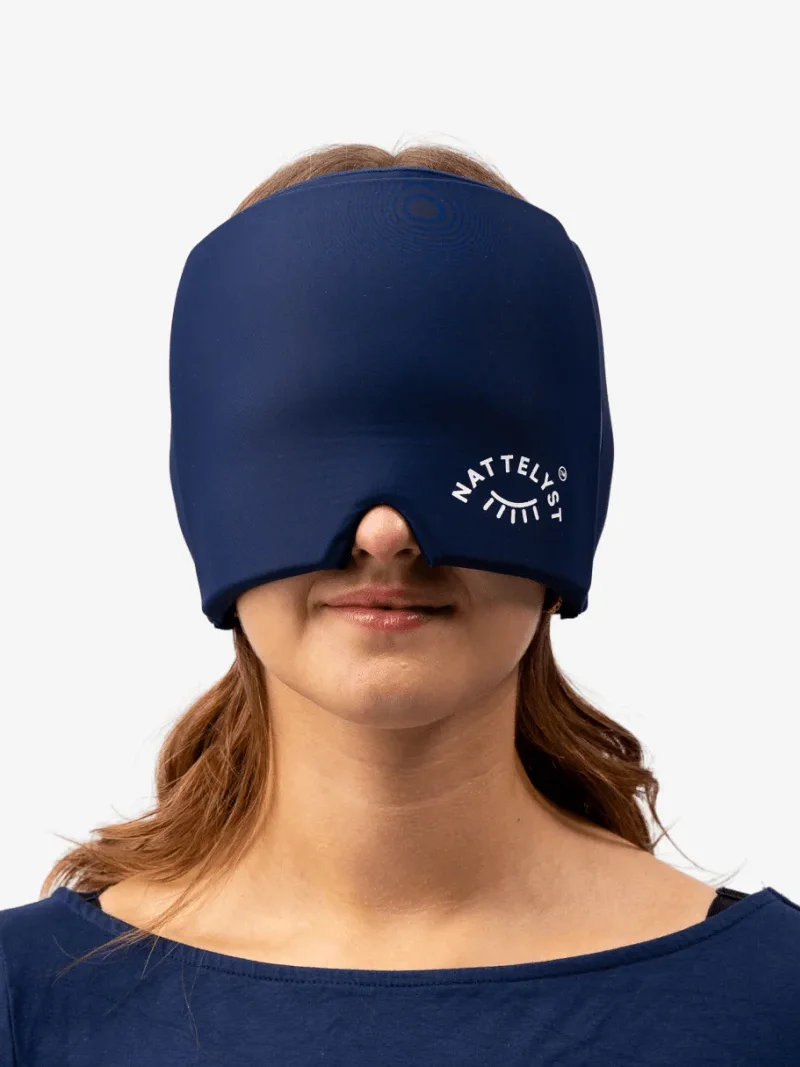 Kvinde med mørkeblå sovemaske med Nattelyst-logo, dækker øjne og næse