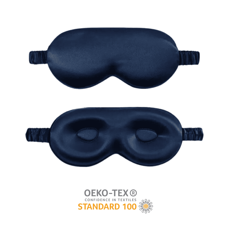 To mørkeblå silke sovemasker, en glat og en med udformede øjenkupler, OEKO-TEX STANDARD 100 certificeret