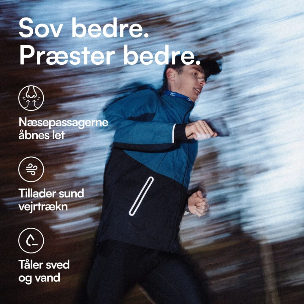 Mand løber i blå jakke og kasket, reklame for næseplaster der lover bedre søvn og præstation